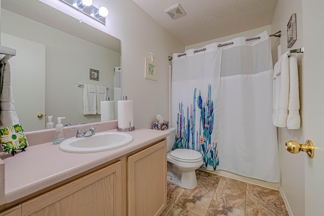 full bathroom with visible vents, curtained shower, toilet, vanity, and a textured ceiling