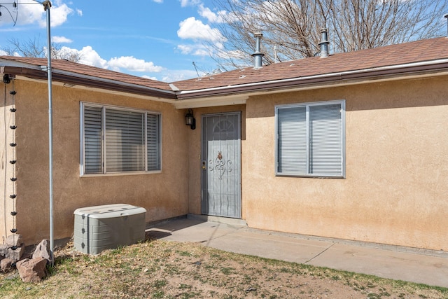 property entrance featuring stucco siding