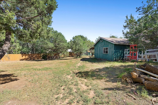 view of yard featuring an outbuilding and fence