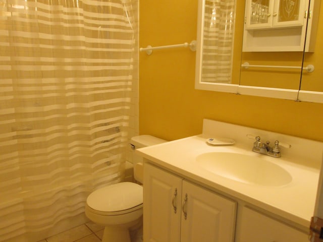 full bath featuring tile patterned flooring, curtained shower, toilet, and vanity