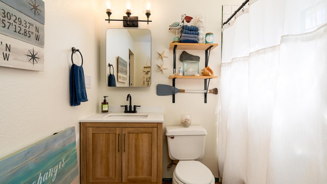 full bathroom featuring vanity, a shower with shower curtain, and toilet