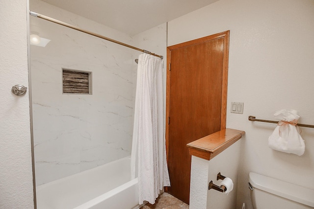 bathroom featuring toilet and shower / tub combo with curtain