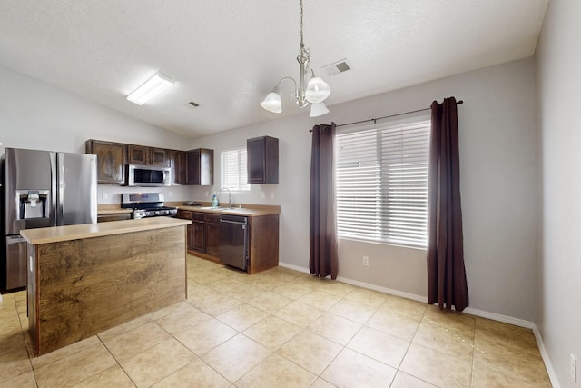 kitchen featuring visible vents, light countertops, an inviting chandelier, stainless steel appliances, and a sink