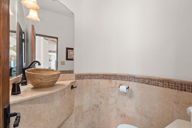 bathroom featuring a sink and toilet
