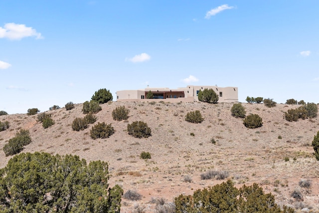 view of yard with a desert view