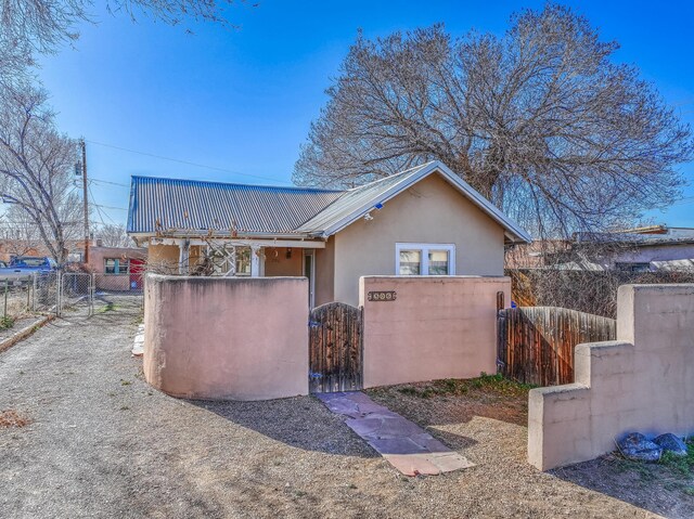 506 Onate Pl, Santa Fe, NM 87501 - exterior space featuring a gate and a fenced front yard