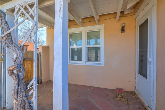 506 Onate Pl, Santa Fe, NM 87501 - doorway to property with stucco siding