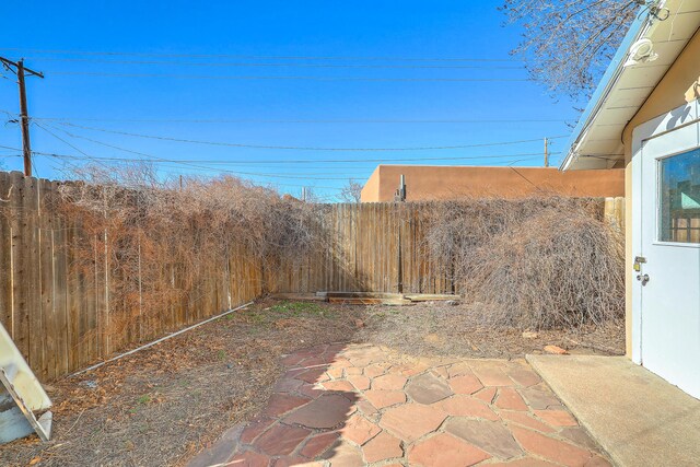 506 Onate Pl, Santa Fe, NM 87501 - view of yard featuring a patio and fence