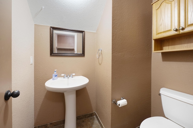 101 Colinas Ave NE, Albuquerque, NM 87113 - half bathroom featuring toilet, baseboards, and a textured wall
