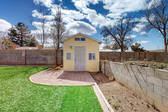 view of outdoor structure featuring an outbuilding and a fenced backyard