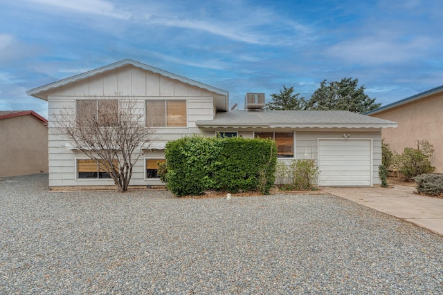 view of front facade with a garage and driveway