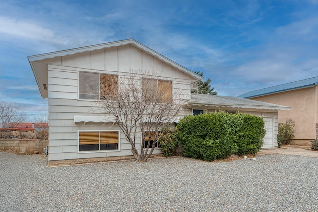 view of front facade featuring an attached garage