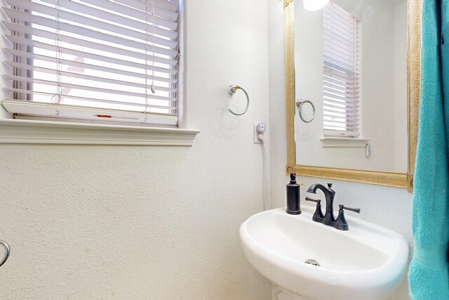 1001 Calle Garza NE, Albuquerque, NM 87113 - bathroom featuring a sink