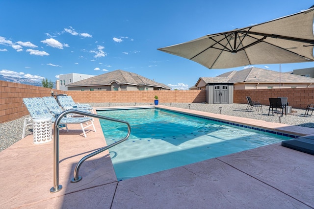 7754 Majesty Ct NW, Albuquerque, NM 87107 - view of swimming pool featuring a patio area and a fenced backyard