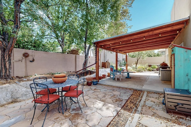 712 Navarra Way SE, Albuquerque, NM 87123 - fenced backyard with a patio and outdoor dining area