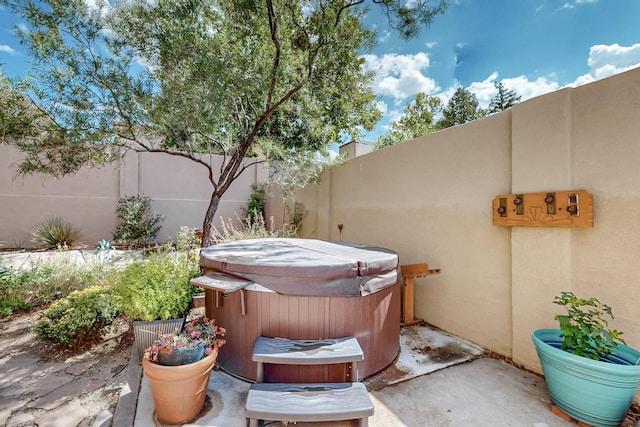 712 Navarra Way SE, Albuquerque, NM 87123 - view of patio / terrace featuring a hot tub