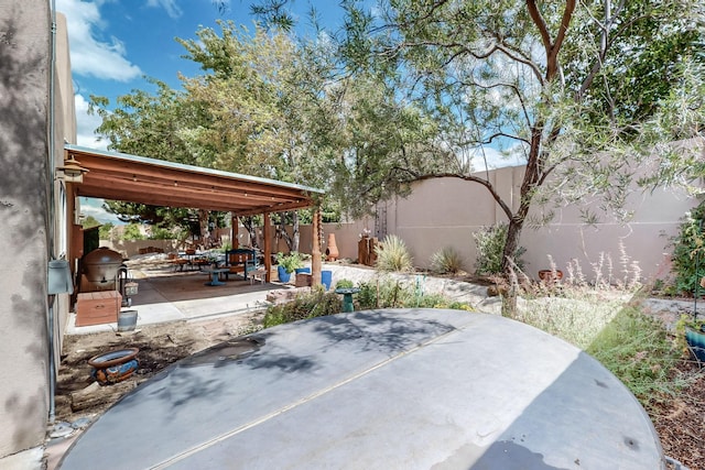 712 Navarra Way SE, Albuquerque, NM 87123 - fenced backyard with a patio