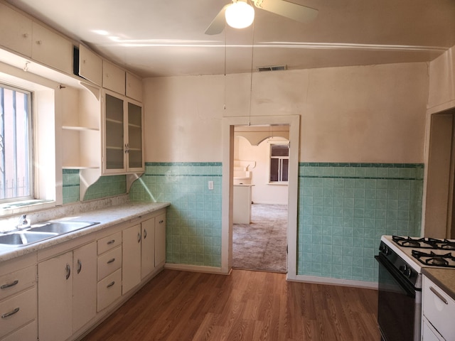 912 Camino Del Pueblo, Bernalillo, NM 87004 - kitchen featuring visible vents, a sink, dark wood-style floors, gas stove, and tile walls