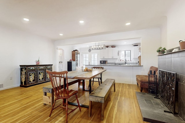 dining room with light wood-type flooring, a notable chandelier, visible vents, and recessed lighting