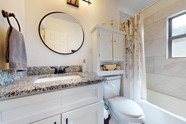 bathroom with shower / tub combo with curtain, vanity, and toilet