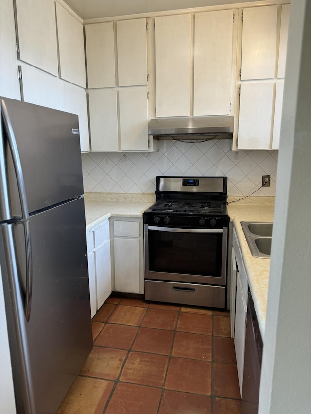 6488 Tahawash St, Cochiti Lake, NM 87083 - kitchen featuring light countertops, ventilation hood, a sink, appliances with stainless steel finishes, and decorative backsplash