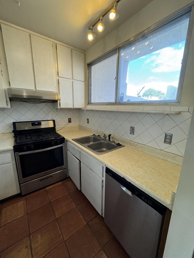 6488 Tahawash St, Cochiti Lake, NM 87083 - kitchen with light countertops, a sink, stainless steel appliances, and tasteful backsplash