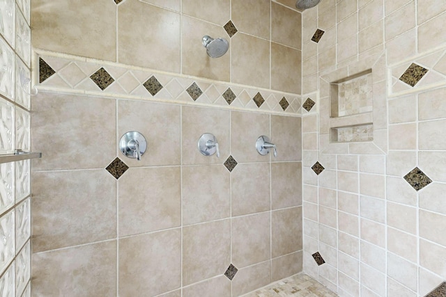 6404 Oak Hill NE, Albuquerque, NM 87111 - full bathroom featuring a tile shower