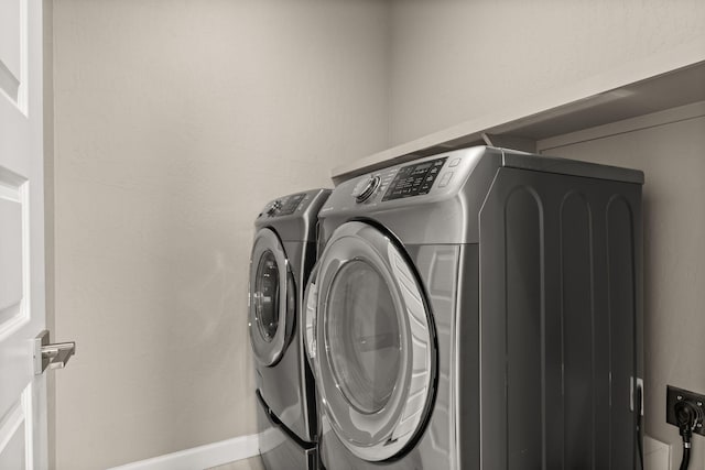 2422 Lynn Rd SE, Rio Rancho, NM 87124 - laundry area featuring laundry area, baseboards, and independent washer and dryer