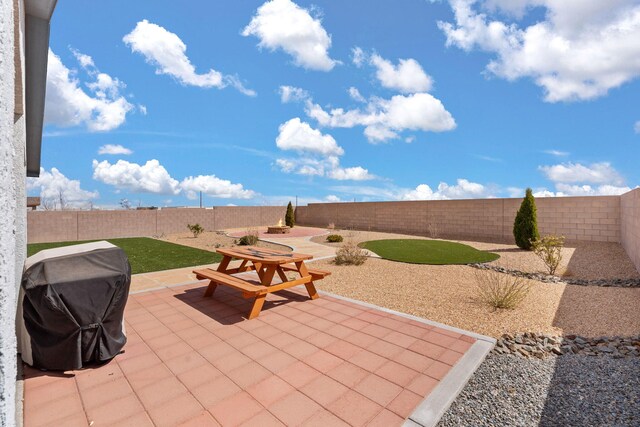 460 Rio Chama Cir SW, Los Lunas, NM 87031 - fenced backyard featuring area for grilling and a patio