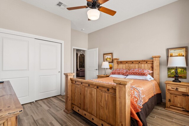 460 Rio Chama Cir SW, Los Lunas, NM 87031 - bedroom featuring light wood-type flooring, a closet, and a ceiling fan