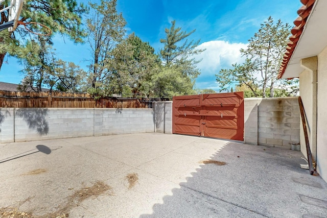 7827 Academy Trl NE, Albuquerque, NM 87109 - fenced backyard with a patio area