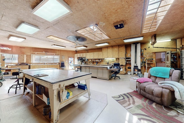 kitchen with a peninsula, open floor plan, and finished concrete flooring