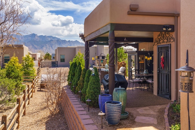 view of yard featuring a mountain view
