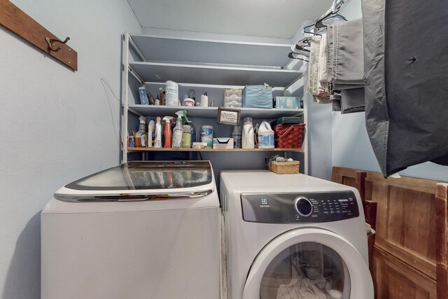 5208 Simon Dr NW, Albuquerque, NM 87114 - laundry room with laundry area and independent washer and dryer