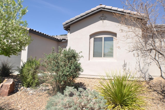 6016 N Sandia Ct, Rio Rancho, NM 87144 - view of side of home with stucco siding and a tile roof