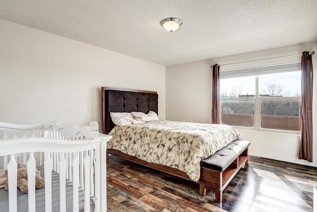 2467 Corvara Dr SE, Rio Rancho, NM 87124 - living area featuring a textured ceiling, wood-type flooring, and baseboards