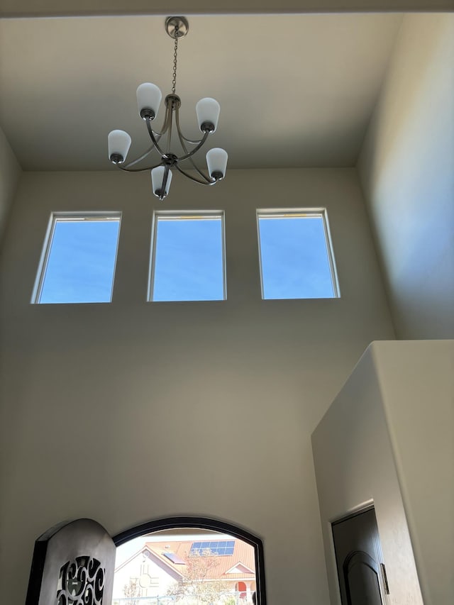 room details featuring a notable chandelier