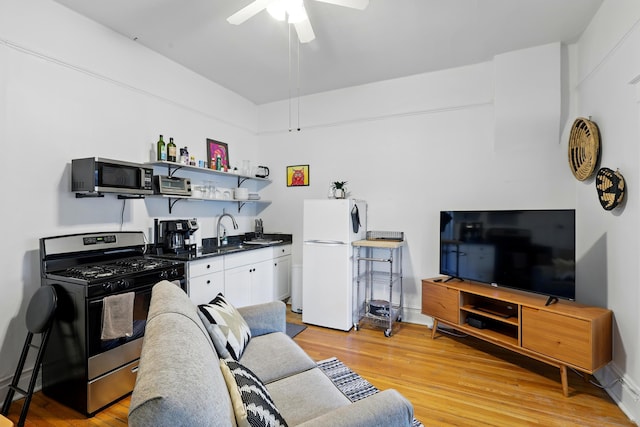 223 Edith Blvd SE, Albuquerque, NM 87102 - living room featuring light wood-type flooring, wet bar, and a ceiling fan