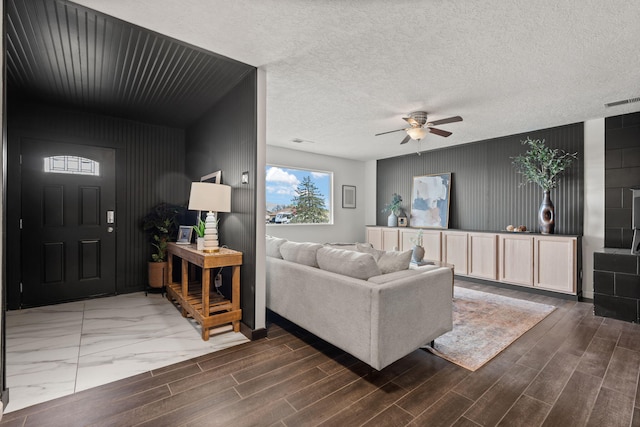 920 Spur Pl SE, Rio Rancho, NM 87124 - living area featuring visible vents, a ceiling fan, wood finished floors, and a textured ceiling