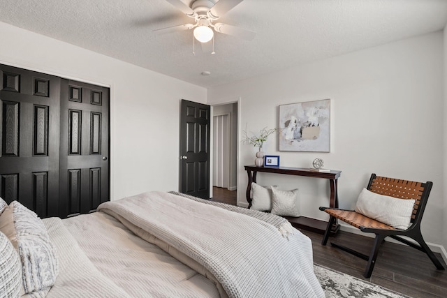 920 Spur Pl SE, Rio Rancho, NM 87124 - bedroom featuring a closet, baseboards, a ceiling fan, a textured ceiling, and wood finished floors