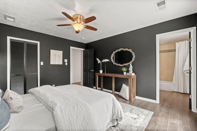920 Spur Pl SE, Rio Rancho, NM 87124 - bedroom with a closet, baseboards, a textured ceiling, visible vents, and wood finished floors