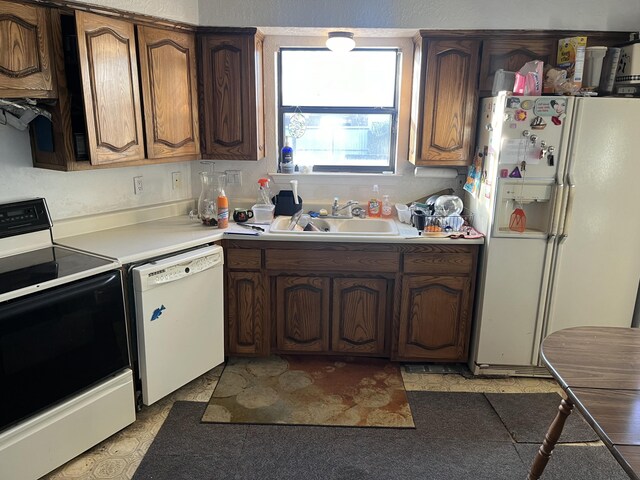 12900 Piru Blvd SE, Albuquerque, NM 87123 - kitchen featuring light countertops, a sink, and white appliances