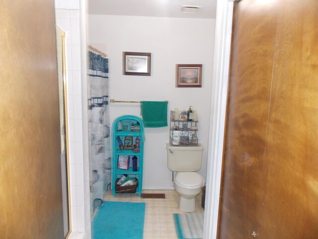 12900 Piru Blvd SE, Albuquerque, NM 87123 - bathroom with tile patterned floors, visible vents, a shower with shower curtain, and toilet