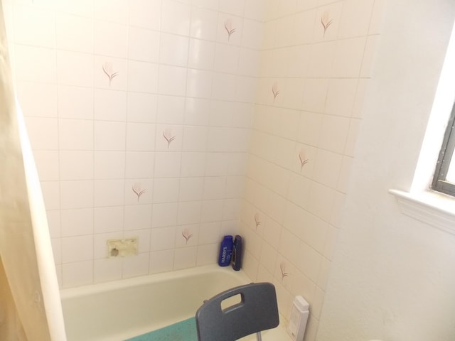 12900 Piru Blvd SE, Albuquerque, NM 87123 - bathroom with shower / tub combo with curtain