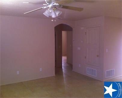 unfurnished room featuring arched walkways, visible vents, and a ceiling fan