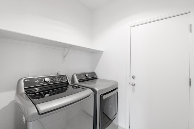 10709 Sabino Loop SW, Albuquerque, NM 87121 - clothes washing area featuring independent washer and dryer and laundry area