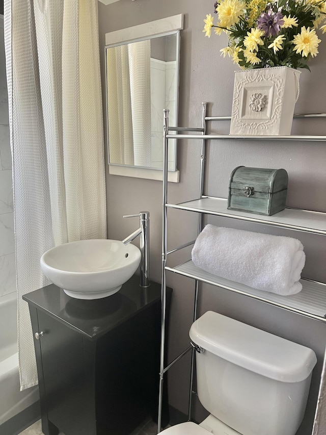 full bath with shower / bath combination with curtain, vanity, and toilet