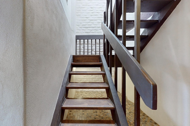 1005 Guadalupe Del Prado St NW, Albuquerque, NM 87107 - stairway featuring a textured wall