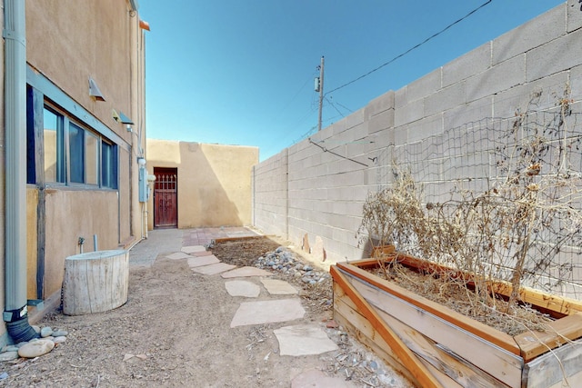 1005 Guadalupe Del Prado St NW, Albuquerque, NM 87107 - view of patio featuring a garden and a fenced backyard