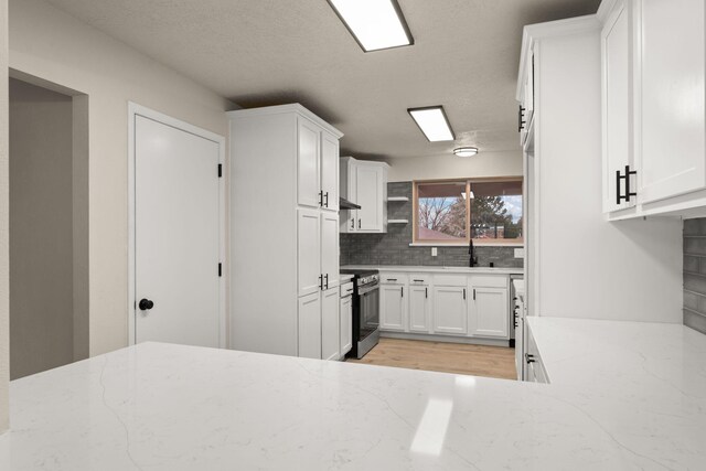 2908 Pennsylvania St NE, Albuquerque, NM 87110 - interior space with a textured ceiling, visible vents, baseboards, light wood finished floors, and recessed lighting